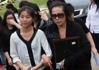 Oma Olivia terus merangkul foto sang anak hingga pemakaman usai.