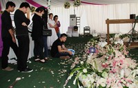 Para sahabat Olivia terus menangis di depan makam.