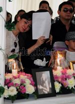 Tangis Pilu di Pemakaman Olivia Dewi