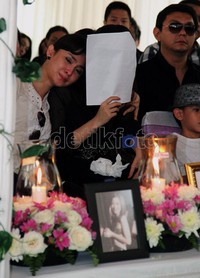 Natalie nampak lemas melihat proses pemakaman anak tirinya itu.