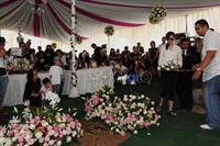 Natalie menaruh seikat mawar putih di atas pusara Olivia.