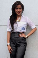 Olla Ramlan Bergaya dengan Kemeja