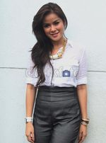 Olla Ramlan Bergaya dengan Kemeja