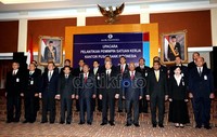 Gubernur Bank Indonesia (BI) Darmin Nasution (kelima dari kiri) melakukan sesi foto bersama usai melantik pejabat baru setingkat Direktur.