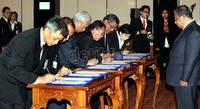 Para pejabat baru BI setingkat direktur menandatangani surat dengan disaksikan Gubernur Bank Indonesia Darmin nasution (kanan).