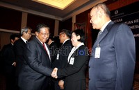 Gubernur BI Darmin Nasution (kiri) memberikan ucapan selamat kepada pejabat baru. Beberapa nama sebelumnya yang telah menjabat sebagai direktur hanya berpindah Direktorat saja.