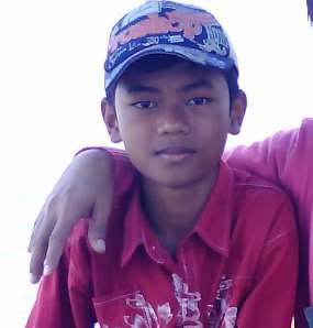 Pemain Persebaya Santuni Keluarga Bonek yang Tewas