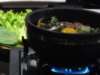 Setelah nasi dan aneka sayuran selesai ditata dalam mangkuk batu (dolsot), lalu diletakkan di atas api. Jangan lupa letakkan telur di tengahnya. Puk! Puk! Tak lama, terdengar suara nasi yang terbakar dengan asap yang menyebar aroma harum. Waaah, para peserta cooking class lagi-lagi harus menahan iman menghirup aroma sedapnya!