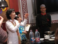 Ibu Kim Mi Young yang asli dari Korea memberikan tipsnya dalam memasak masakan Korea. Jika tak ada daging impor, tidak apa-apa menggunakan daging lokal, katanya dengan bahasa Indonesia yang terbata-bata. Ibu Kim dengan sabar menjawab pertanyaan para peserta yang penasaran ingin mempraktekkan sendiri masakan Korea.