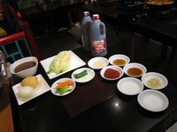 Nah, ini dia bahan komplit pembuatan kimchi. Sawi diberi garam agar layu, lalu diracik dengan aneka bumbu di dalam panci. Ssst, buat yang mau membuat kimchi sendiri, perlu bersabar karena kimchi harus didiamkan selama 1 hari, baru siap dinikmati.