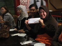 Sambil menunggu makan siang, Detikfood dan Samwon House mengadakan sesi door prize. Ada beragam hadiah mulai dari voucher makan hingga merchandise Detikfood. Para peserta tersenyum senang mendapatkan hadiah-hadiah menarik ini.