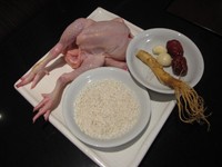 Ini adalah bahan-bahan pembuatan Samgyetang atau sup ayam ginseng. Bahannya utamanya adalah ayam muda ukuran kecil yang telah dibersihkan isi perutnya. Kemudian ginseng, beras ketan dan kurma merah dimasukkan ke dalam bagian perut ayam.