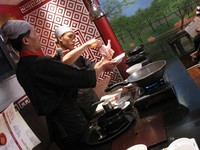 Chef Waris memberikan tipsnya agar isi perut ayam tak berhamburan. Bagian daging di dekat kaki ayam sedikit dibelah, lalu kedua kaki ayam dikaitkan. Dengan begitu, isi perut ayam akan tersimpan rapat dan tidak berantakan saat direbus, kata chef Waris.