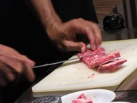 Menu selanjutnya yang akan dipraktekkan adalah Yang Nyam Galbi, yaitu daging iga yang dipanggang. Cara mengirisnya pun unik, karena daging yang semula berukuran persegi itu diiris tipis hingga ukurannya jadi panjang. Daging yang digunakan adalah daging import dari Amerika, namun daging lokalpun bisa digunakan.