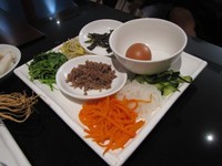 Melihat deretan bahan seperti nasi, daging cincang, telur, sayuran rebus seperti zucchini, sigeumchi (bayam Korea), tauge panjang, nori, dan serutan wortel, pasti langsung bisa ditebak kalau menu selanjutnya adalah Dolsot Bibimbap. Hmm, ini dia menu yang paling jadi favorit!