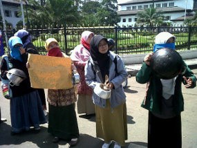 Tenteng Peralatan Dapur, Massa KAMMI Tolak Kenaikan BBM