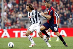 Giandomenico Mesto berusaha merebut bola dari Andrea Pirlo dalam laga yang digelar di Stadion Luigi Ferraris. Reuters/Alessandro Garofalo.
