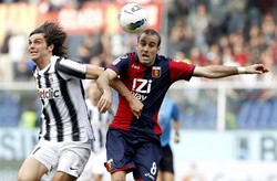 Paolo De Ceglie berebut bola dengan Rodrigo Palacio. Reuters/Alessandro Garofalo.