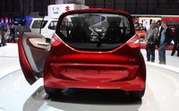 Beberapa pengunjung melihat-lihat Tata Megapixel yang dipamerkan di Geneva Motor Show. (Dok Geneva Motor Show).