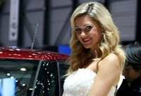 Di Swiss sana, para car hostess siap tersenyum pada Anda. (Geneva Motor Show).
