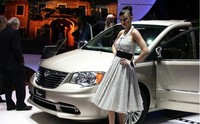 Begitu ada kamera foto  mereka pun langsung beraksi. (Geneva Motor Show).