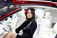 Car hostess duduk manis di mobil yang tengah dipamerkan di Jenewa, Swiss. (Geneva Motor Show).