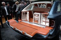 Di dalam mobil ini terdapat fitur panoramic glass roof yang menimbulkan kesan lega. Joknya dibalut kulit halus, dengan ornamen kayu dan aluminium di mana-mana. Dashboard-nya pun canggih dengan beberapa ornamen logam. (Geneva Motor Show)