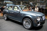 Penumpang di kursi belakang bakal diperlakukan bak seorang raja. Ada tempat menaruh sampanye di bawah kursi dan tempat untuk menyimpan gelas. (Geneva Motor Show)