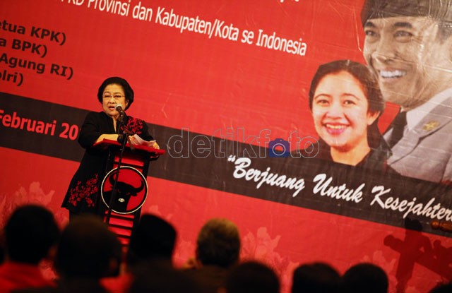 Kenakan Celana Jeans Biru, Mega Pimpin Rapat FPDIP