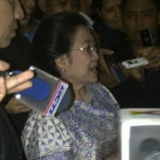 3 Menteri Foto Sama Caddy Golf, Megawati Geleng-geleng Kepala