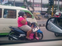 Foto ini diambil di kawasan macet Bundaran Plaza Pos Jalan Kotaraja B. Lampung. Jangan ditiru ya ibu-ibu yang lain, tutur Puji Lestari.