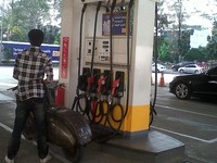 Jika Vespa tua bisa dan mampu menenggak bahan bakar mahal kenapa kendaraan lain tidak?