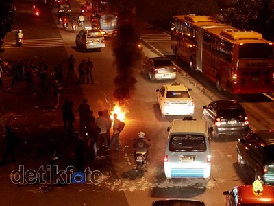 Anti BBM Naik, Ban Dibakar-Jalan Diblokir