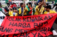 Puluhan mahasiswa berorasi di depan gedung DPR menolak rencana kenaikan harga Bahan Bakar Minyak (BBM)