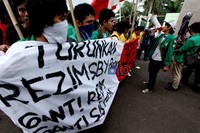 Setelah berkali-kali mendemo Istana Negara, DPR mulai menjadi sasaran pendemo karena atas restu DPR, BBM bisa naik atau tidak.