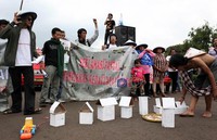 Proyek reklamasi nasional dan rencana kenaikan BBM tersebut dianggap merugikan nelayan.