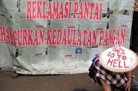 Terdapat bukti bahwa reklamasi pantai sudah merugikan nelayan dan merusak lingkungan.