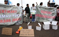 Penambangan pasir, reklamasi, dan kenaikkan BBM cukup menjadi indikator bahwa pemerintah tidak menaruh perhatian terhadap keselamatan dan kesejahteraan nelayan.