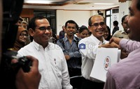 Faisal Basri dan Biem Benjamin tampak sumringah saat menyerahkan berkas ke KPU DKI.