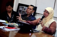 Bagi PNS, menurut FSGI, akan terjadi mutasi-besar-besaran karena guru PNS akan disebar, tidak menumpuk di perkotaan.