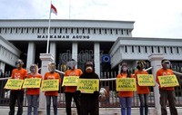 Dalam aksi tersebut, seorang pendemo mengenakan kostum orang utan. Sementara tujuh orang lainnya mengenakan kaos berkerah warna oranye dan bertopeng gajah, kukang, orang utan, harimau, kera, dan bekantan.