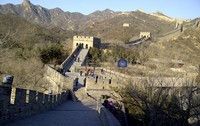 Dari Badaling, lengkungan tembok sepanjang 6.700 km itu tampak jelas. Fungsi tembok ini adalah untuk pertahanan dari serangan musuh pada abad-abad silam.