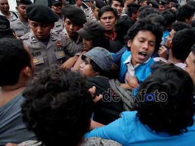 Demo BBM, Mahasiswa-Polisi Bentrok di Salemba