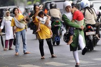 Para joki 3 in 1 yang membawa anak-anak yang masih berusia dibawah 5 tahun saat menawarkan jasanya