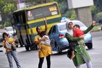 Duh,  Balita Dipaksa Jadi Joki 3 in 1