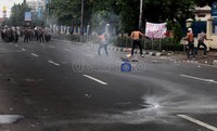 Polisi membubarkan paksa aksi demo ini dengan menembakaan gas air mata.