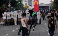 Sempat terjadi aksi saling lempar batu antara demonstran dan polisi.