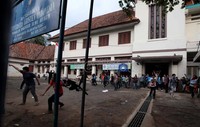 Mahasiswa UKI yang menolak rencana kenaikan BBM melempari polisi dengan batu dari area kampus mereka.