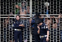 Petugas keamanan UKI berusaha menahan mahasiswa yang emosi di dalam kampus.