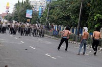 Mahasiswa berdemo menolak rencana kenaikan BBM yang akan diberlakukan pemerintah pada 1 April mendatang.